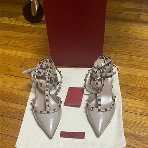 Valentino Rockstud Ankle Strap Pumps – taupe Patent & Leather – Size 39.5